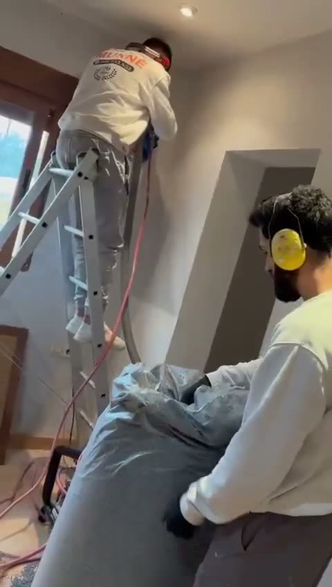 Equipo de Munné insuflando aislamiento en la cámara de aire de un piso de Valencia