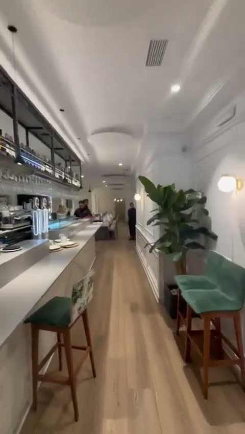 Sala de un restaurante con techo acústico instalado por Munné Aislamientos