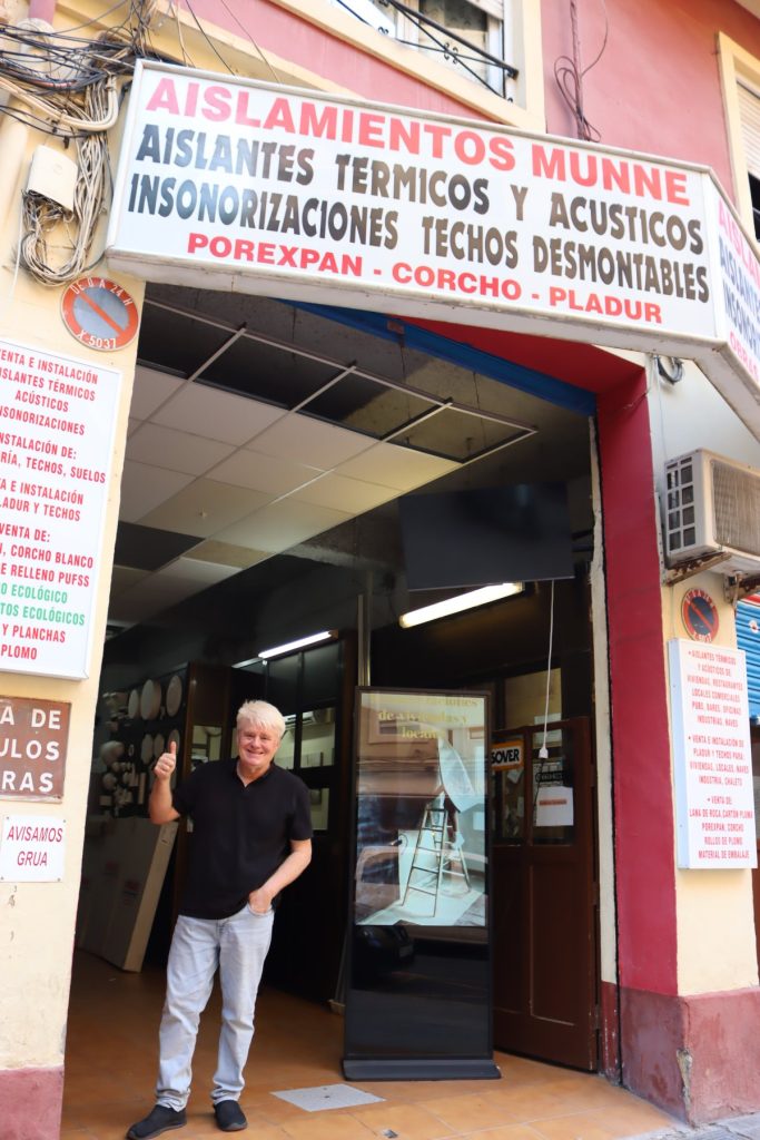 Juan Munné en la entrada de su tienda de aislamientos de Calle Cuba 67, Valencia