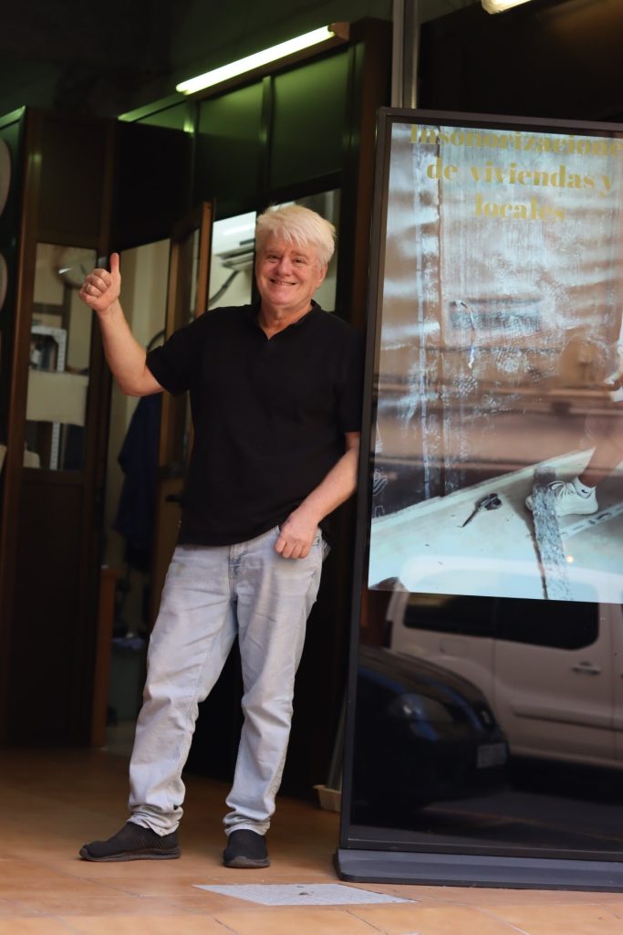 Juan Munné, dueño de Munné Aislamientos, en la tienda de Valencia