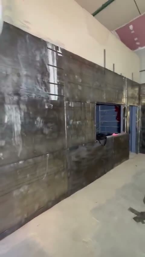 Paredes forradas con lámina de plomo en una sala de rayos X
