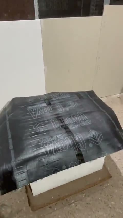 Rollo de plomo preparado para forrar la pared de una sala de rayos X